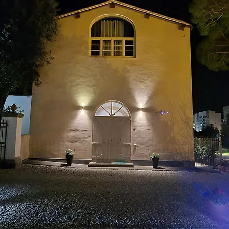 Villa La Tinaia - Excellent For Sardegna & Corsica - 6-8 Beds - Private Parking Included With *